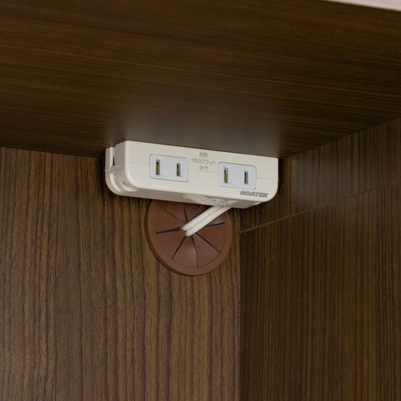 [2口コンセントと配線用ゴムコーダー]スライド棚のスペースには、2口コンセントと配線用ゴムコーダーが付いています。電源コードの長さを気にすることなく家電を収納できます。