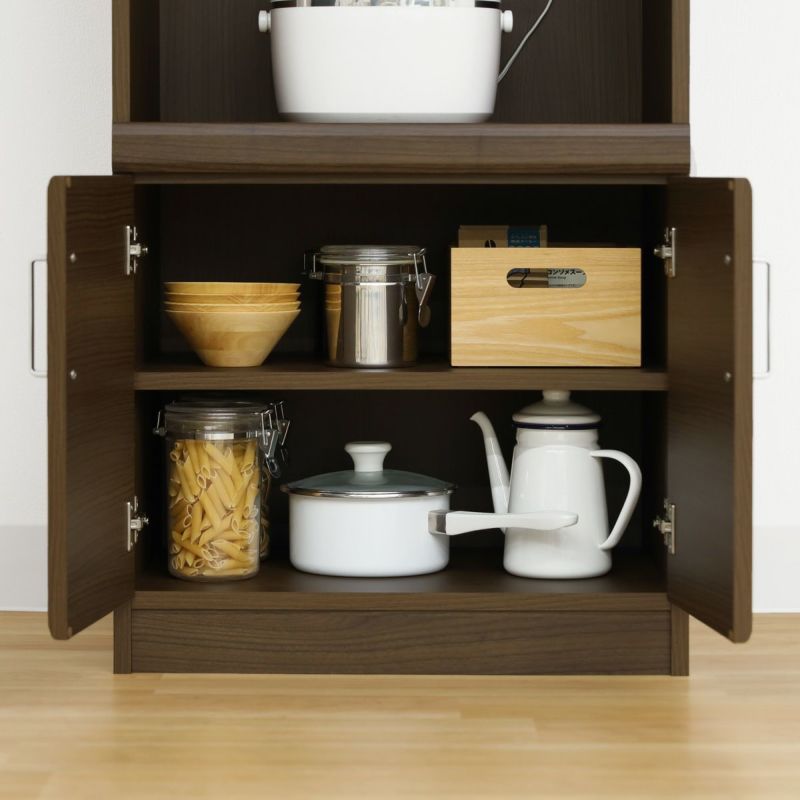 [木製扉で隠す収納]木製の扉は生活感が出やすい鍋やボウルなどのキッチン用品を隠して収納できます。