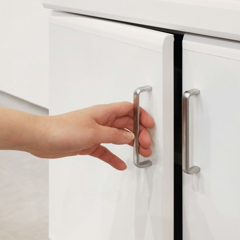 [つかみやすい、シンプルな取っ手]シンプルでつかみやすい取っ手。シルバーが清潔でスタイリッシュな印象を与えます。※画像はWH色