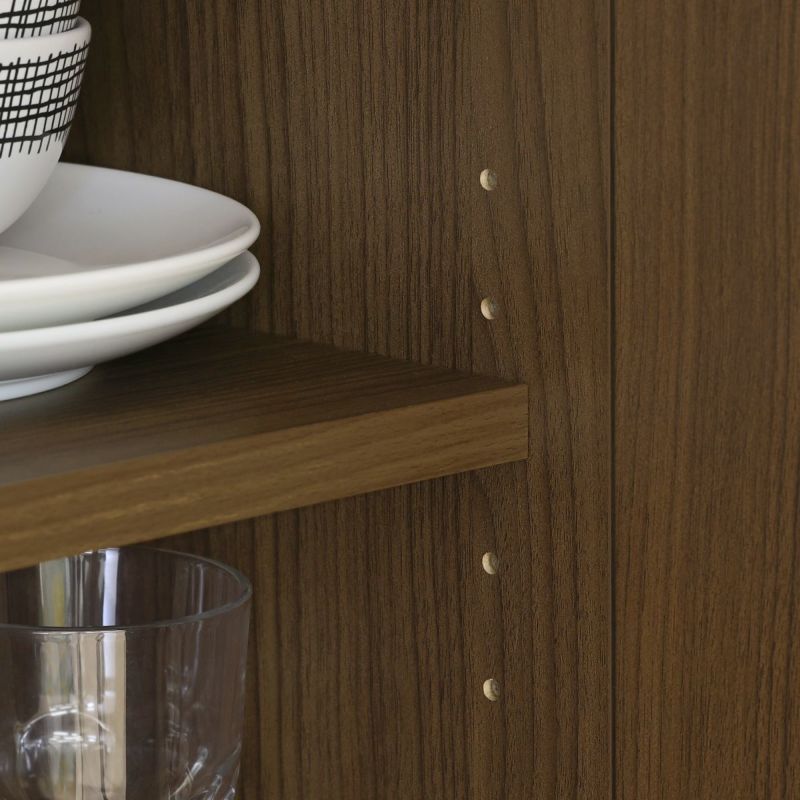 [高さを調節できる移動棚]上下の扉内にある2枚の棚板は3cm間隔で高さを調節できる移動棚。収納したい物に合わせて棚の高さを決めることができます。