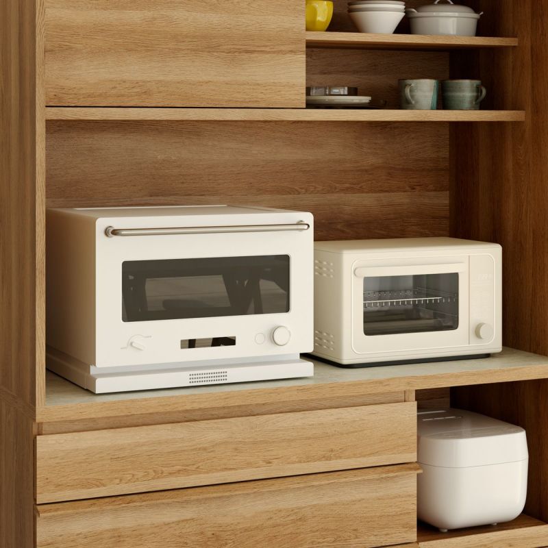 [キッチン家電を並べて時短料理を楽しむ]幅116.2cmの中天板には、電子レンジやトースターなどを並べて、時短料理を楽しめます。※電気製品の説明書の設置方法をご確認の上ご使用ください