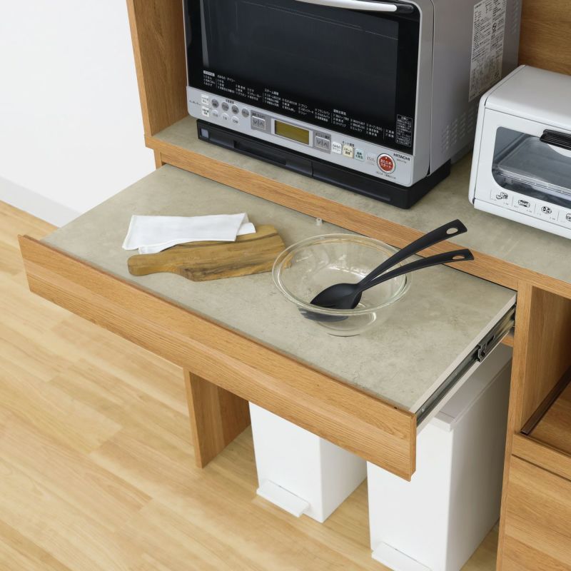 [作業台でスペースの拡張]調理の盛り付け作業や調理中の食材置き場として使えるスライド棚付き。必要な時だけ引き出して、作業スペースを拡張すれば料理の効率がアップします。※画像はCMA-1812SLB-NA