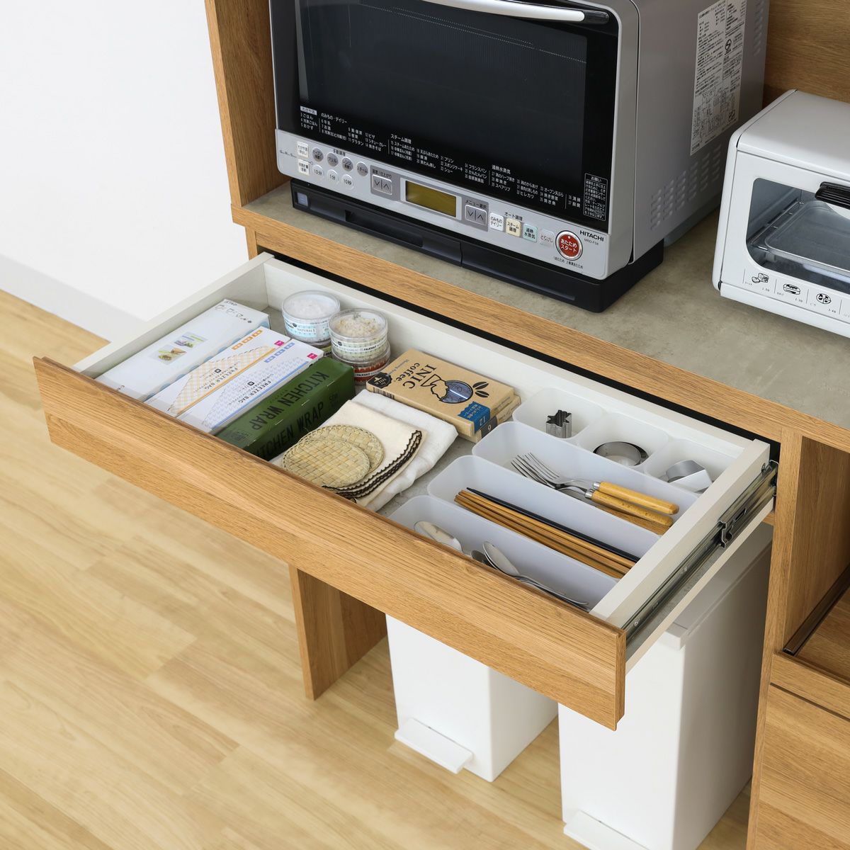 [作業台を反転させると引き出しに]「作業台よりも収納を増やしたい！」「組み合わせたときに作業台は2つもいらない！」という方は引き出しとしても使えます。※画像はCMA-1812SLB-NA