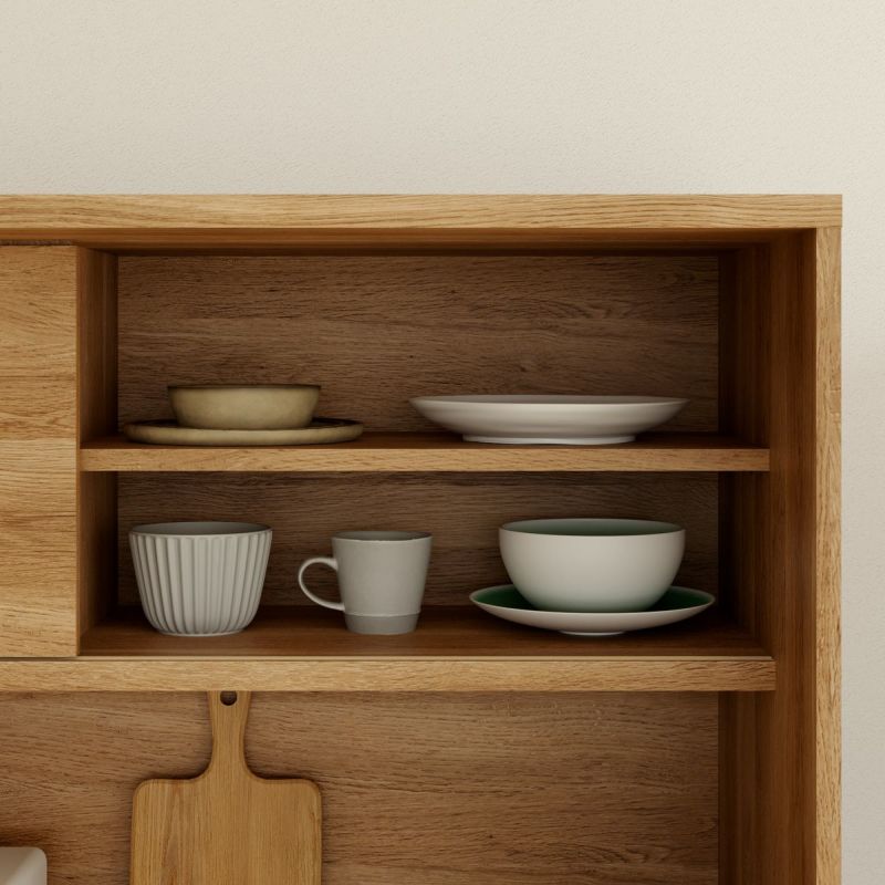 [お気に入りの食器をディスプレイ]上部の扉は片側引き戸です。オープン部分にはお気に入りの食器をディスプレイして「見せる収納」を楽しむことができます。