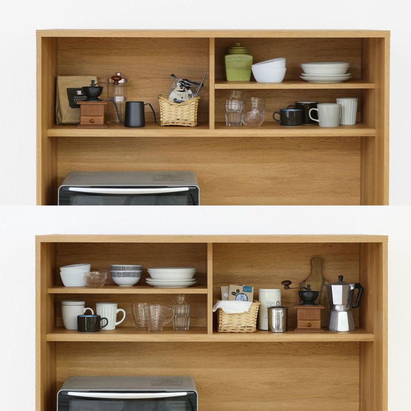 [棚板の取り付け位置を選べる]上部扉内にある1枚の棚板は、左右のどちらにも取り付け可。キッチンの配置や収納物に合わせて選択できます。※画像は扉を外して撮影しています