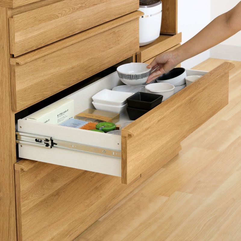 [奥まで見渡せる引き出し]引き出しにはフルスライドレールを使用。全部引き出せるから、奥にしまった物も取り出しやすくなっています。
