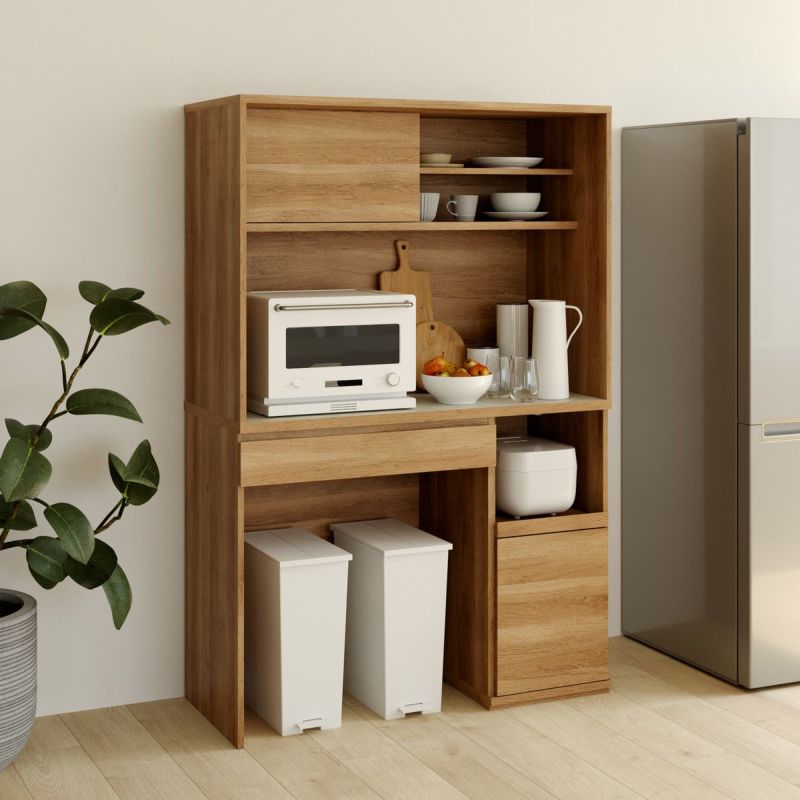 [暮らしを整える、私らしいキッチン]すっきりと快適なキッチンを実現するキッチンボード。見せる収納とゴミ箱収納で毎日の料理を効率的に楽しめます。