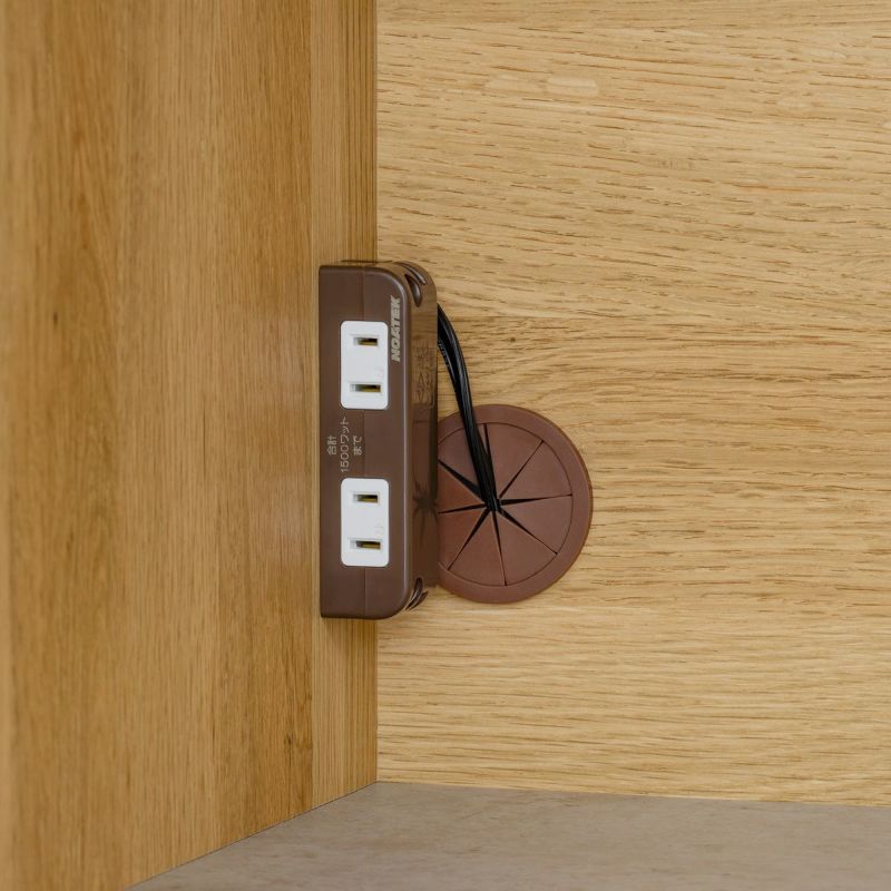 [2口コンセント付き]中天板のスペースにはキッチン家電の電源に便利な2口コンセント付きです。