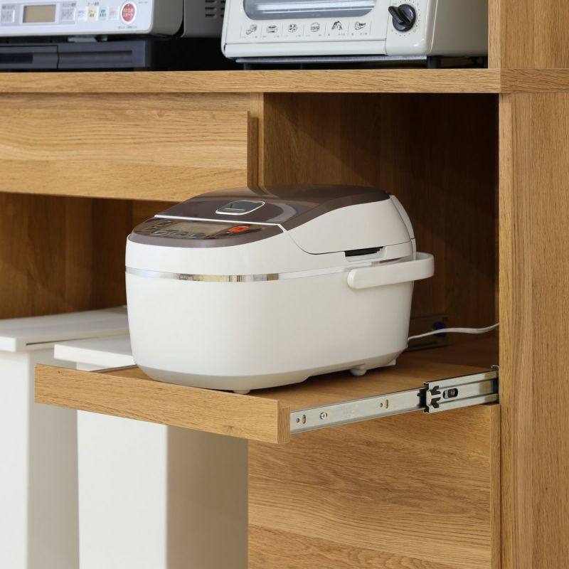 [引き出して使えるスライド棚付き]炊飯器やケトルなどのキッチン家電はスライド棚に。棚を引き出して、キッチン家電をスムーズに使うことができます。