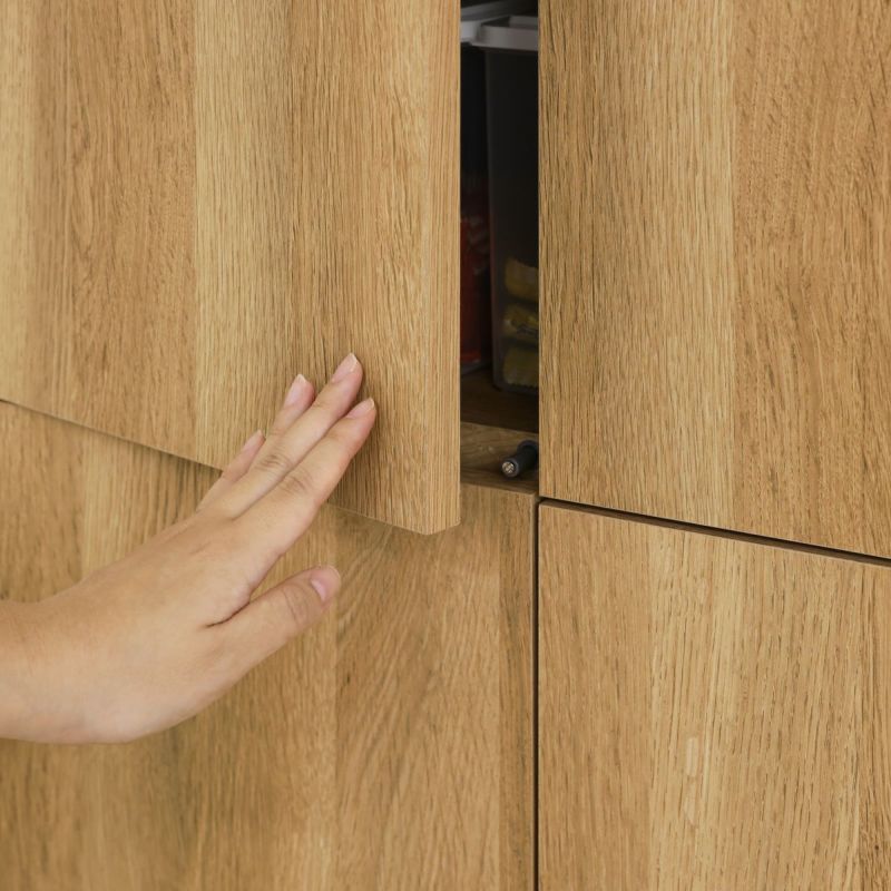 [プッシュ式扉で洗練されたデザインに]プッシュ式扉にすることで取っ手の出っ張りをおさえました。シリーズで並べたときに統一感が出てすっきりとしたデザインです。