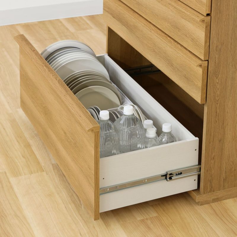 [大皿やペットボトルも収納可]下段の引き出しは大皿を立てて収納できる有効深さ33.1cm。2Lのペットボトルも収納できます。※下段引出の重量目安は20kgまでです。お皿等の収納時は重量にご注意ください。