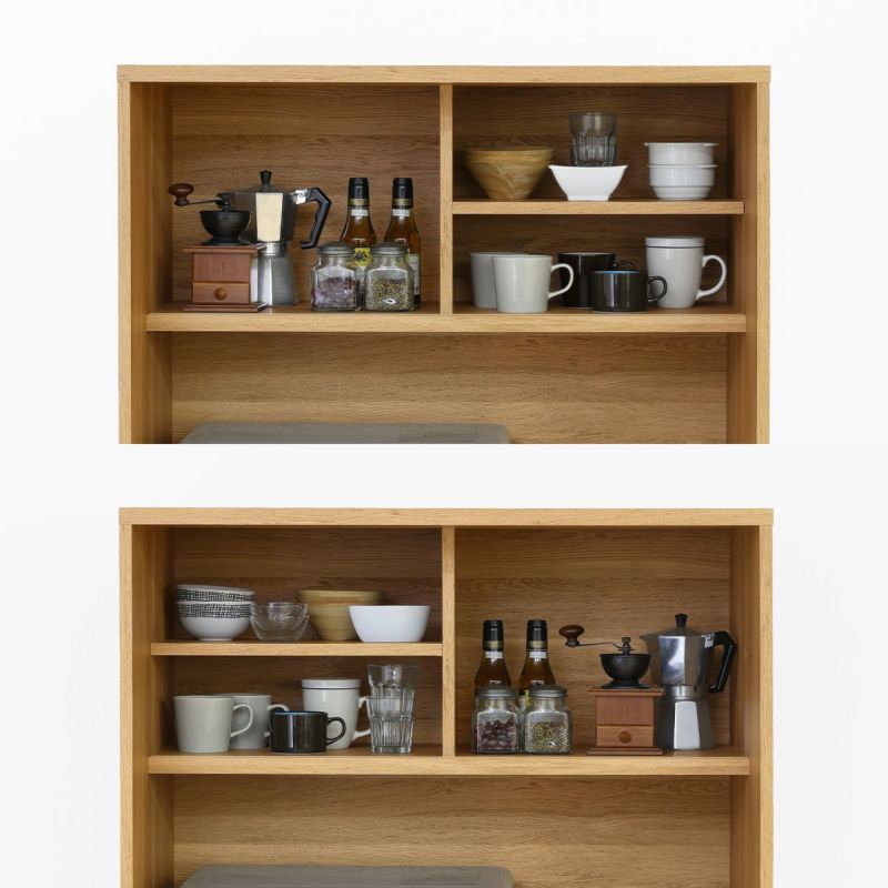 [棚板の取り付け位置を選べる]上部扉内にある1枚の棚板は、左右のどちらにも取り付け可。キッチンの配置や収納物に合わせて選択できます。※画像は扉を外して撮影しています