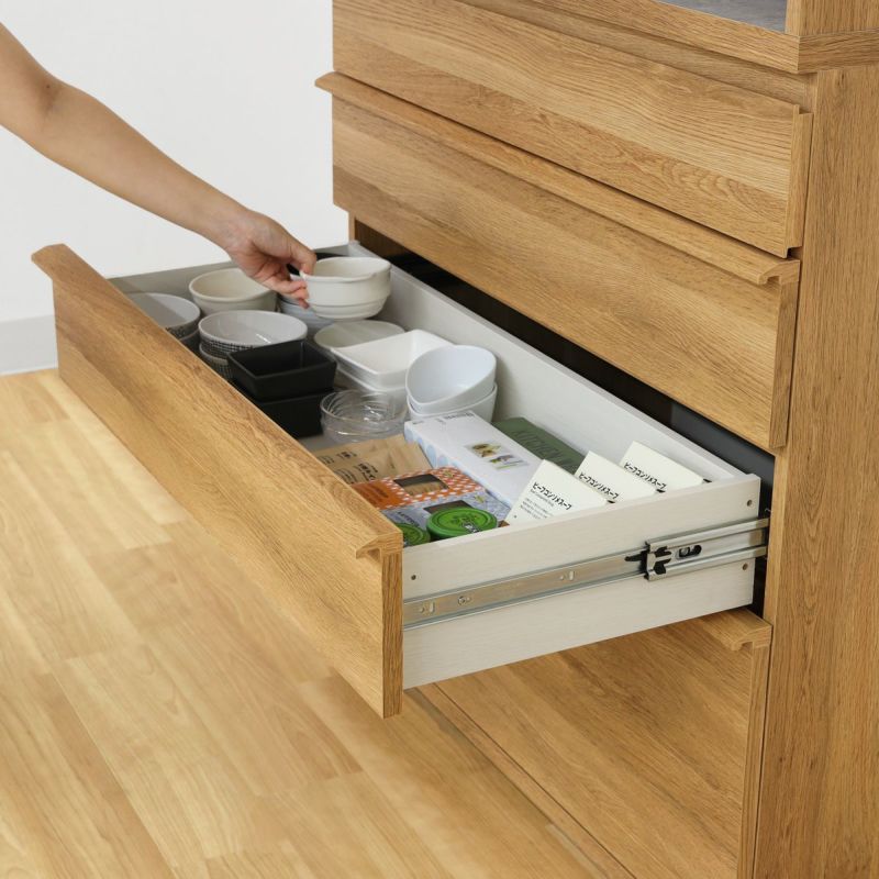 [奥まで見渡せる引き出し]引き出しにはフルスライドレールを使用。全部引き出せるから、奥にしまった物も取り出しやすくなっています。