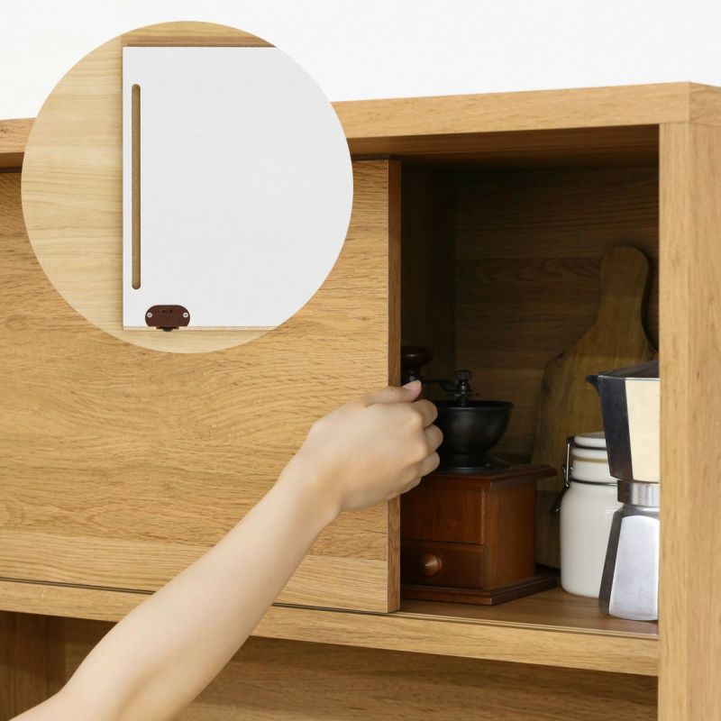 [裏側に手かけ付き]上部の引き戸は裏側に溝があるので、手をかけて引くことができます。