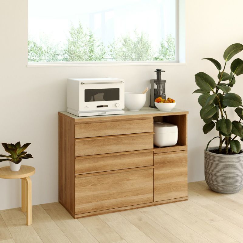 [暮らしを整える、私らしいキッチン]すっきりと快適なキッチンを実現するキッチンカウンター。広々天板と大容量の4杯の引出で毎日の料理を効率的に楽しめます。