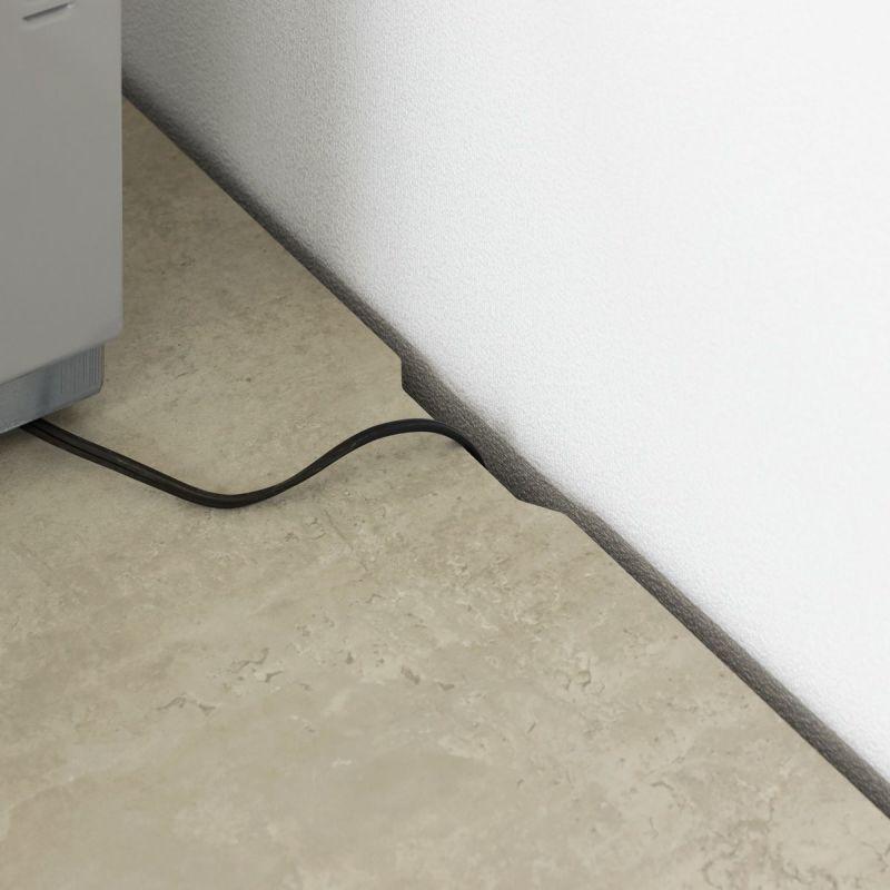 [キッチン家電などの配線用加工]天板には配線を通す加工があるので、キッチン家電などの配線を後ろに通すことができます。