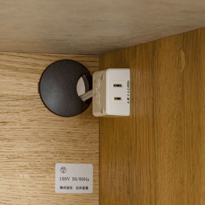 [1口コンセント付き]スライド棚上部に1口コンセントが付いています。電源コードの長さを気にすることなく家電を収納できます。