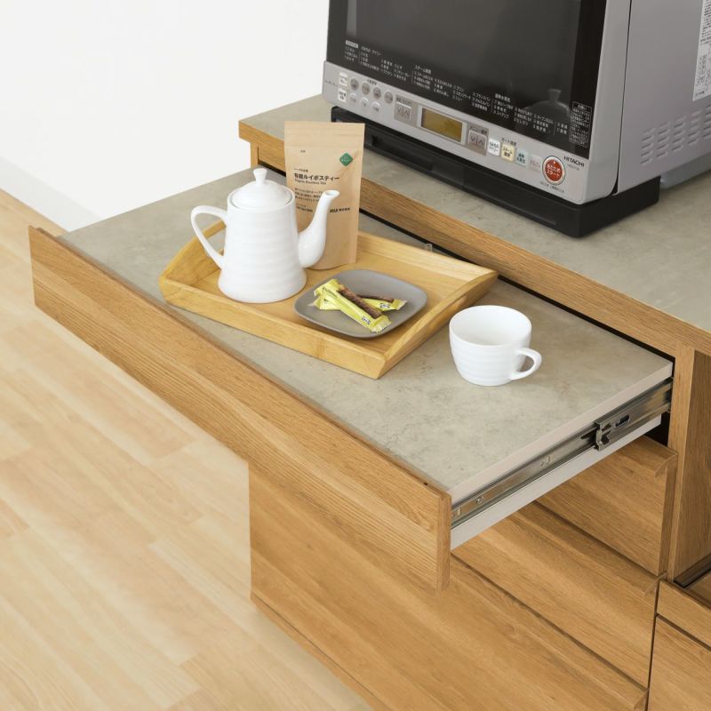 [作業台でスペースの拡張]調理の盛り付け作業や調理中の食材置き場として使えるスライド棚付き。必要な時だけ引き出して、作業スペースを拡張すれば料理の効率がアップします。