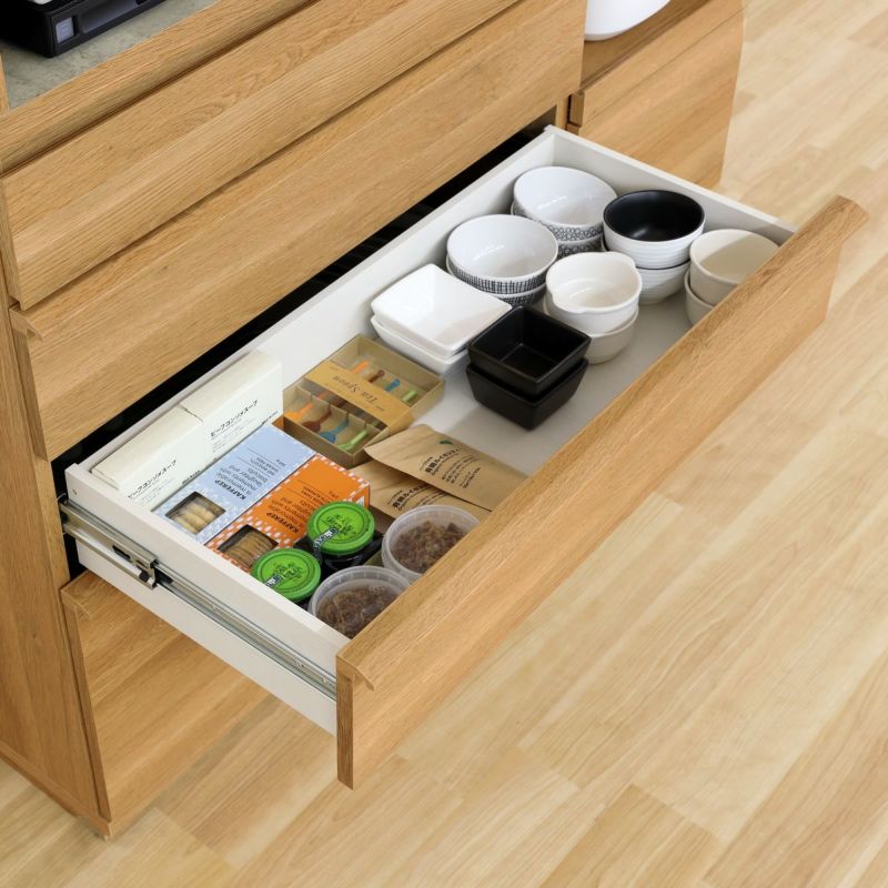 [キッチンツールや調味料の収納に]上から2・3段目の引き出しは深さ9.9cm。キッチンツールや調味料などをすっきり取りやすく収納できます。