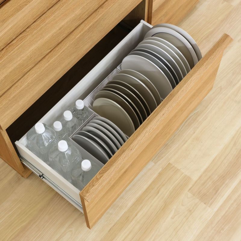 [大皿やペットボトルも収納可]下段の引き出しは大皿を立てて収納できる有効深さ33.1cm。2Lのペットボトルも収納できます。※下段引出の重量目安は20kgまでです。お皿等の収納時は重量にご注意ください。