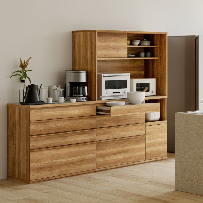 [料理をもっと快適に楽しむキッチン収納]キッチン家電を並べられる広い天板とたくさんの食器やキッチングッズを収納できる引き出しで、すっきりと快適なキッチンを実現するキッチン収納シリーズです。