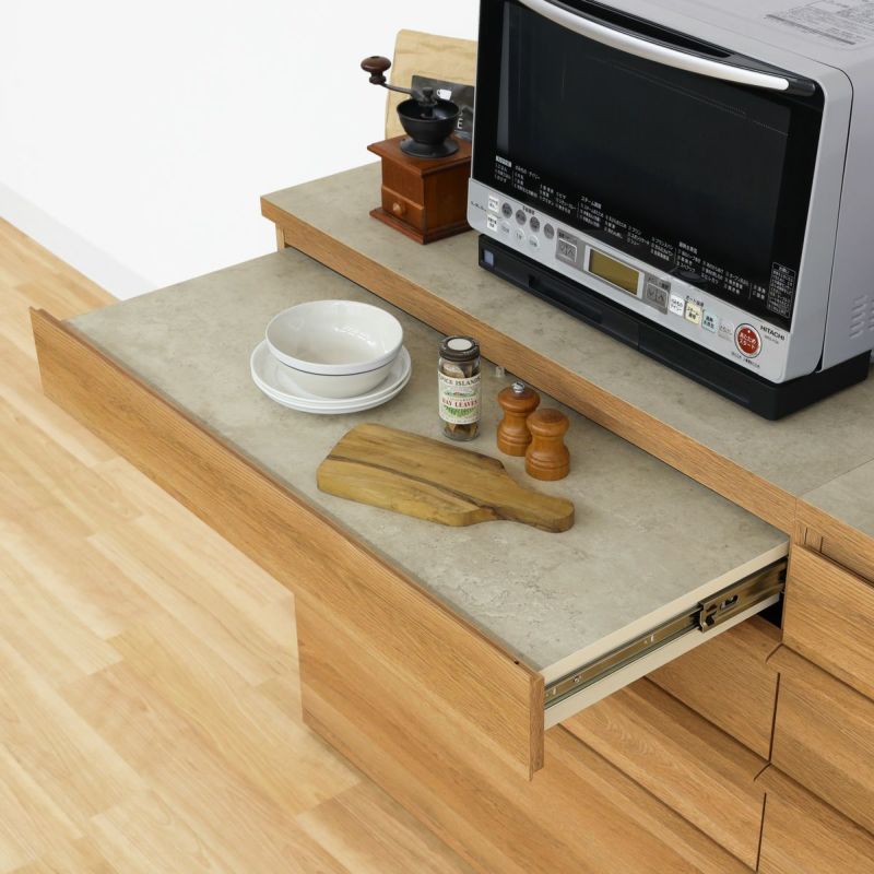 [作業台でスペースの拡張]調理の盛り付け作業や調理中の食材置き場として使えるスライド棚付き。必要な時だけ引き出して、作業スペースを拡張すれば料理の効率がアップします。※前倒れの恐れがあるため、必ず他商品と連結してご使用ください