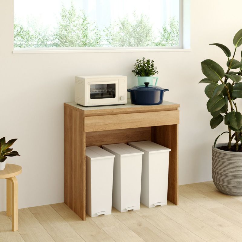 [暮らしを整える、私らしいキッチン]すっきりと快適なキッチンを実現するゴミ箱上ラック。広々天板とゴミ箱収納で毎日の料理を効率的に楽しめます。