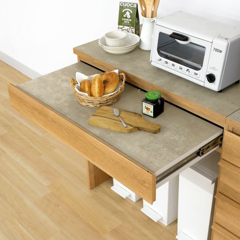 [作業台でスペースの拡張]調理の盛り付け作業や調理中の食材置き場として使えるスライド棚付き。必要な時だけ引き出して、作業スペースを拡張すれば料理の効率がアップします。※前倒れの恐れがあるため、必ず他商品と連結してご使用ください