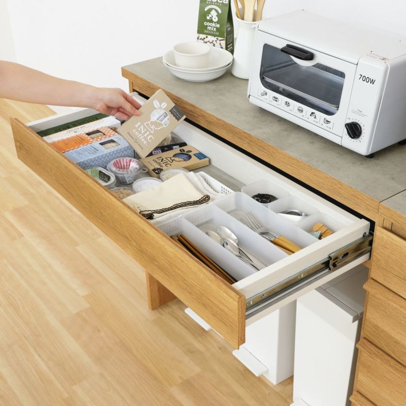 [奥まで見渡せる引き出し]引き出しにはフルスライドレールを使用。全部引き出せるから、奥にしまった物も取り出しやすくなっています。