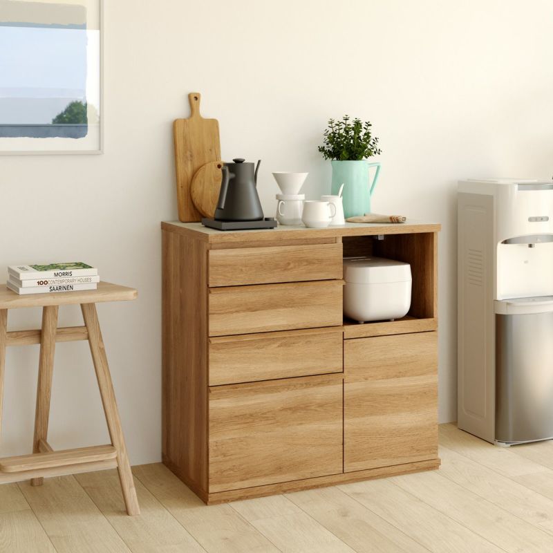 [暮らしを整える、私らしいキッチン]すっきりと快適なキッチンを実現するキッチンカウンター。広々天板と大容量の4杯の引出で毎日の料理を効率的に楽しめます。