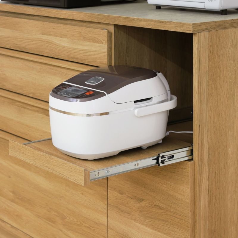 [引き出して使えるスライド棚付き]キッチン家電はスライド棚にも。棚を引き出して、キッチン家電をスムーズに使うことができます。