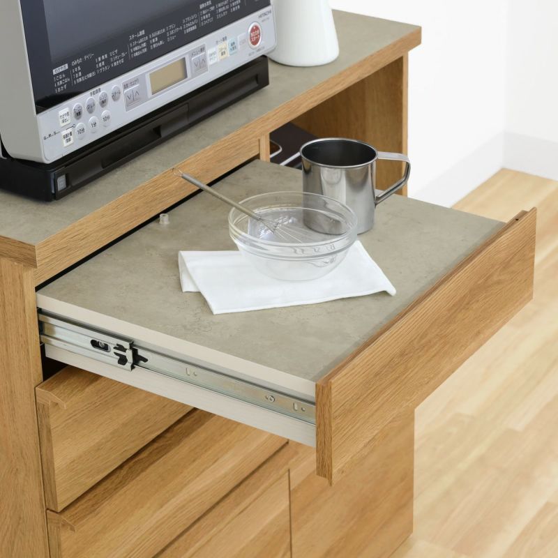 [作業台でスペースの拡張]調理の盛り付け作業や調理中の食材置き場として使えるスライド棚付き。必要な時だけ引き出して、作業スペースを拡張すれば料理の効率がアップします。