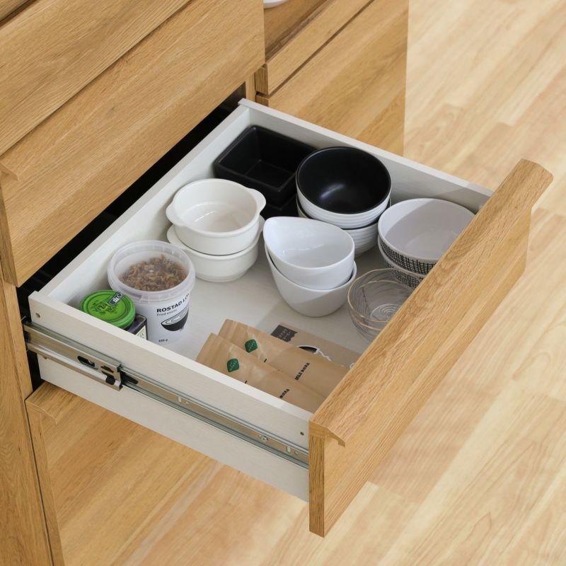 [キッチンツールや調味料の収納に]上から2・3段目の引き出しは深さ9.9cm。キッチンツールや調味料などをすっきり取りやすく収納できます。
