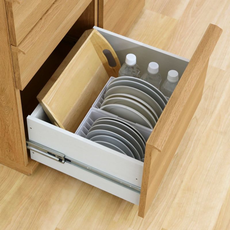 [大皿やペットボトルも収納可]下段の引き出しは大皿を立てて収納できる有効深さ33.1cm。2Lのペットボトルも収納できます。※下段引出の重量目安は12kgまでです。お皿等の収納時は重量にご注意ください。