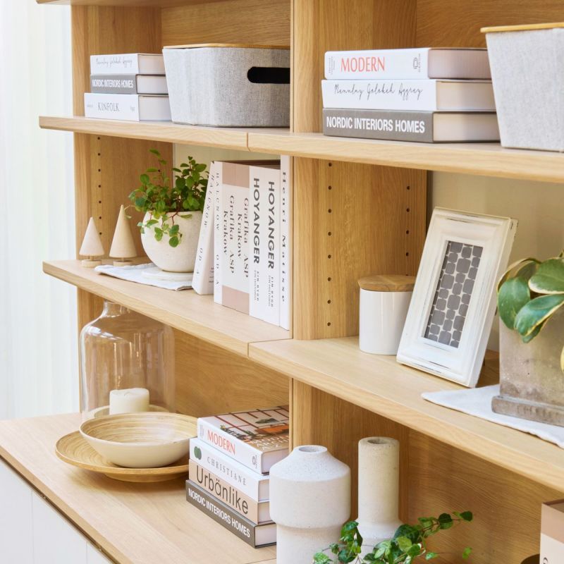 [一枚板のような棚板]棚板を前面に大きくせり出させ、側板の前まで飛び出すデザイン。複数を並べて棚の高さを合わせれば、一枚板の造り付け棚のようになります。