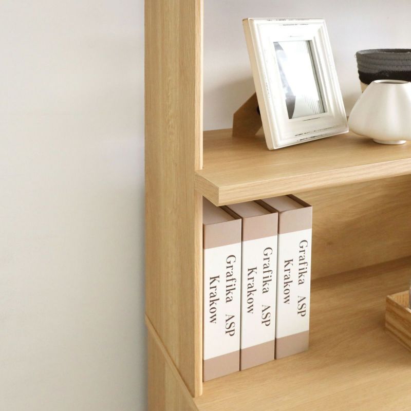 [棚の横ラインを強調する側板]側板のフチを斜めにカットし薄く見せることで、厚みのある棚板の横ラインを強調し魅力を引き立てます。