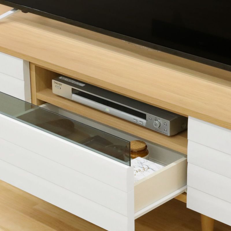 [AV機器の収納]DVDレコーダーや横置きゲーム機は、中央引き出し上の棚部分に収納できます。