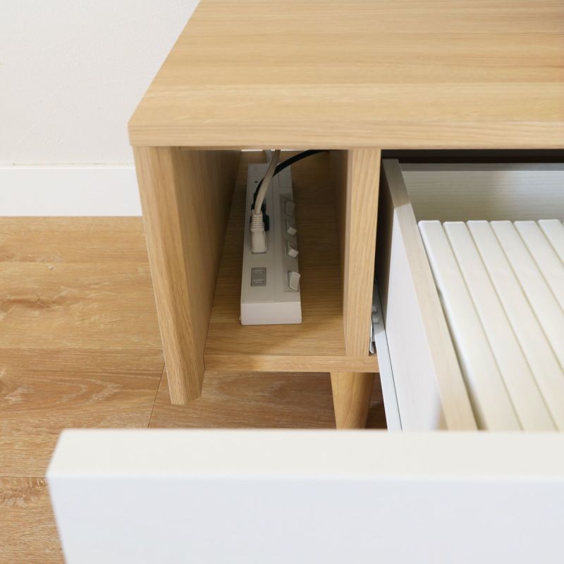 [電源タップの収納]引き出し横のスペースは背板がない構造。電源タップを収納できるから配線もしやすくて便利です。