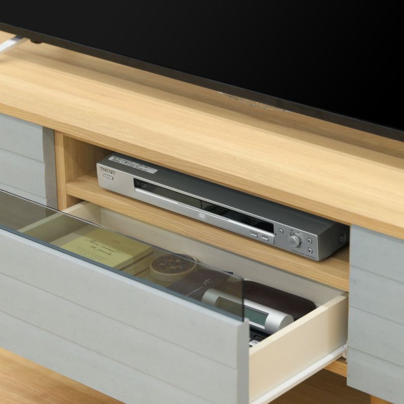 [AV機器の収納]DVDレコーダーや横置きゲーム機は、中央引き出し上の棚部分に収納できます。