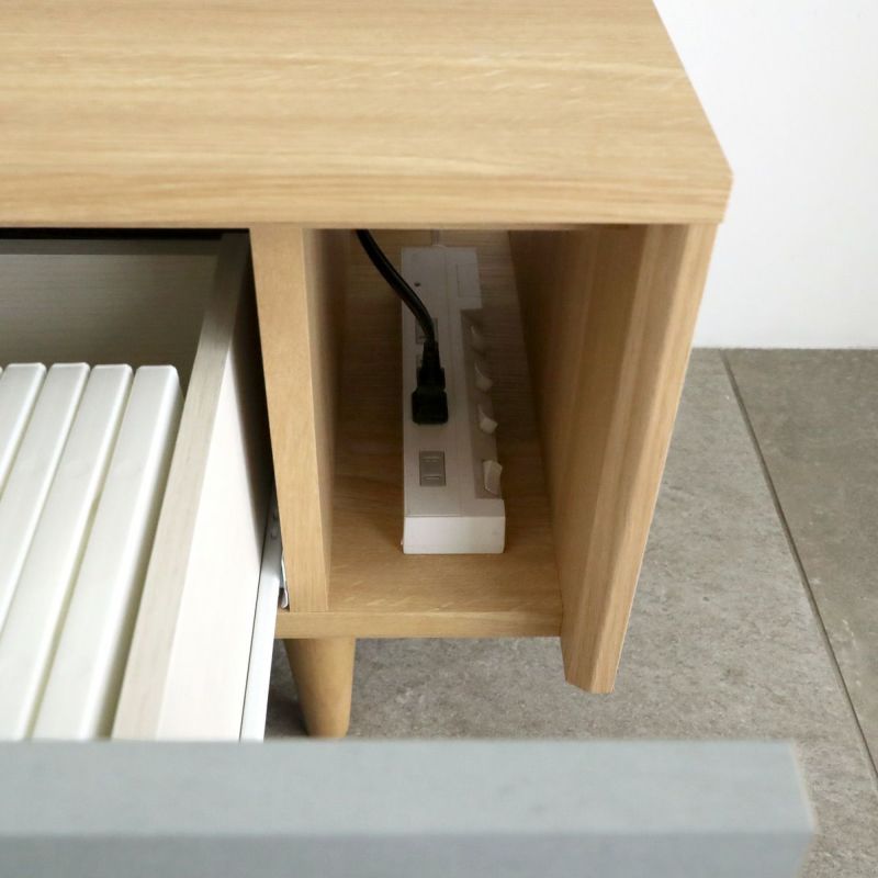 [電源タップの収納]引き出し横のスペースは背板がない構造。電源タップを収納できるから配線もしやすくて便利です。