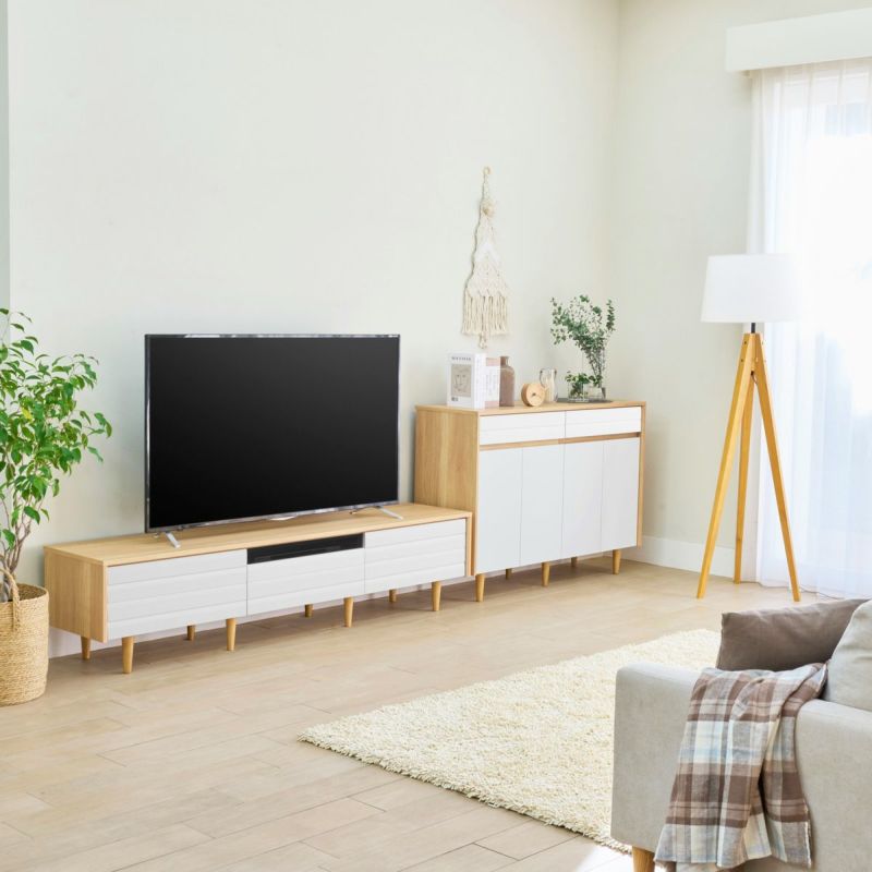 [ナチュラルオーク × ホワイト]木の風合いを感じられるナチュラルオークに、ホワイトを組み合わせることで明るく清潔感のある北欧インテリアに。