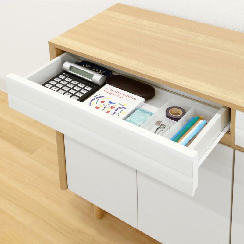 [小物の収納に便利な引き出し]リビング小物の収納に便利な引き出し付きです。