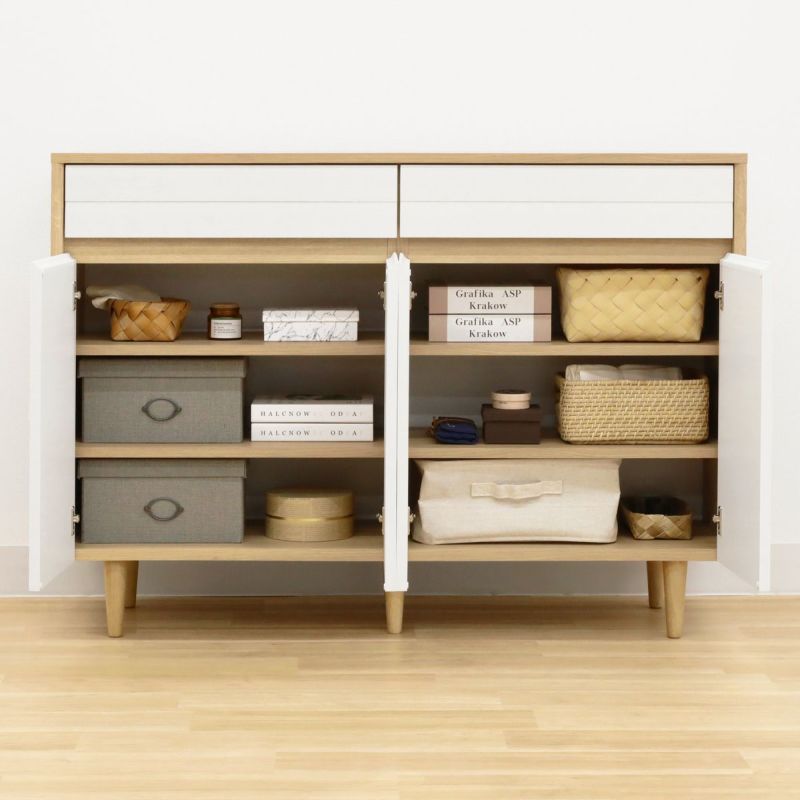 [木製扉で隠す収納]生活感が出てしまうリビング雑貨を隠して収納できます。