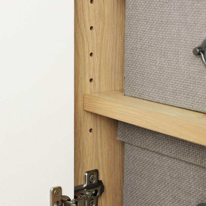 [高さを調節できる移動棚]棚板は3cm間隔で高さを調節できる移動棚。収納したい物に合わせて棚の高さを決めることができます。