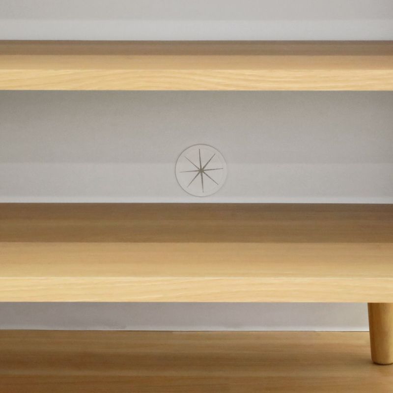 [Wi-Fiルーターやゲーム機の収納ができる配線穴付き]扉内の下部に配線用の穴があるので、Wi-Fiルーターやゲーム機を扉内に隠して収納できます。