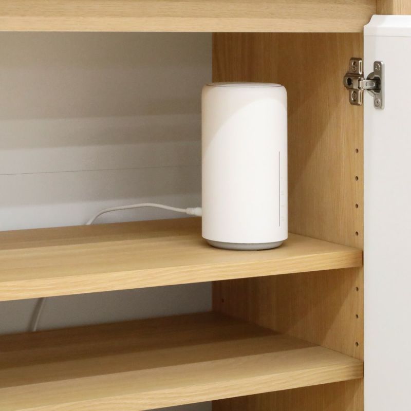 [コードを通せる配線用隙間]移動棚と背板の間には、配線用の隙間があります。コードを下に通すことができるので、Wi-Fiルーターやゲーム機を移動棚の上にも収納できます。