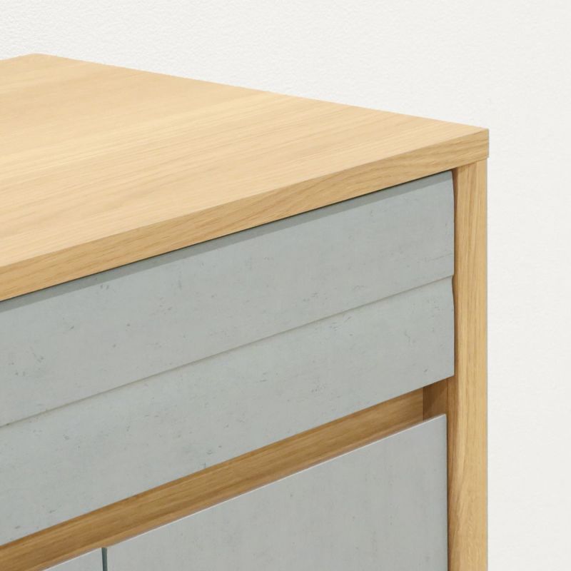 [アクセントの引き出しデザイン]凹凸のある引出前板は、シンプルでありながらインテリアのアクセントになるこだわりのデザインです。