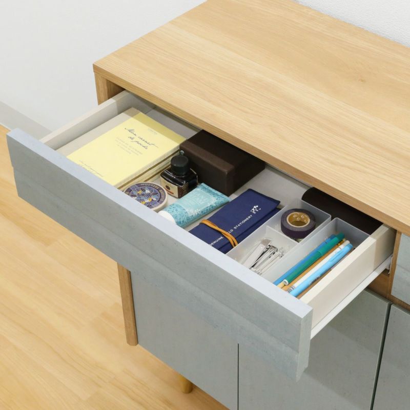 [小物の収納に便利な引き出し]リビング小物の収納に便利な引き出し付きです。