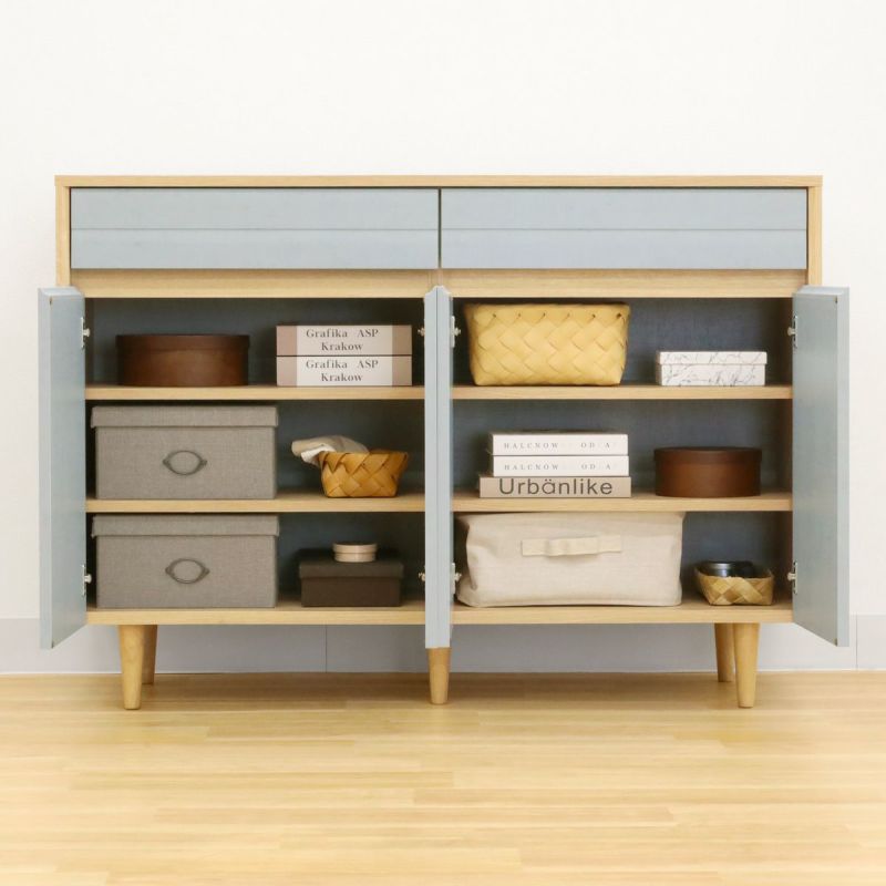 [木製扉で隠す収納]生活感が出てしまうリビング雑貨を隠して収納できます。