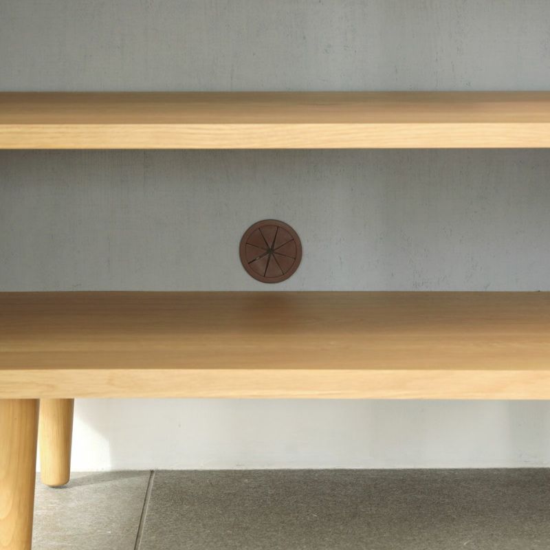 [Wi-Fiルーターやゲーム機の収納ができる配線穴付き]扉内の下部に配線用の穴があるので、Wi-Fiルーターやゲーム機を扉内に隠して収納できます。